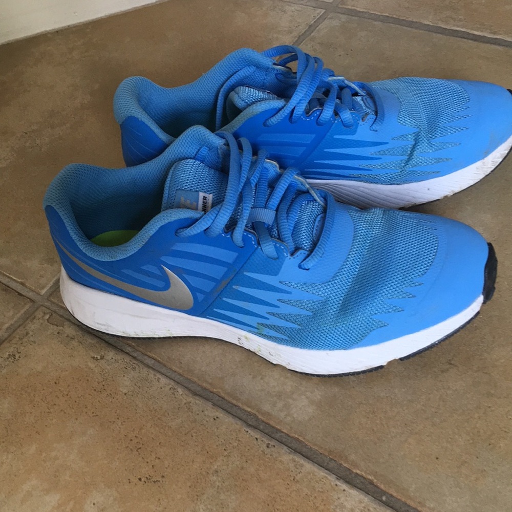 Blue Nike running shoes!! Lightly worn!